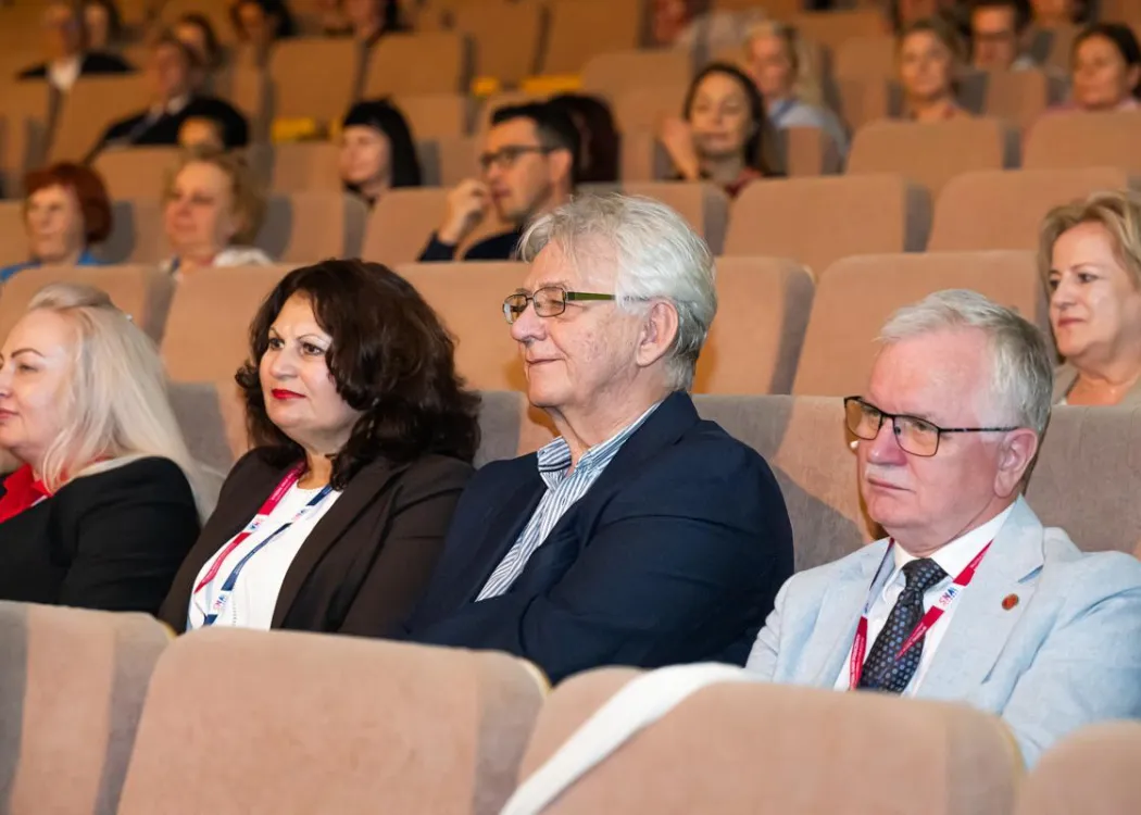 Zjazd pedagogiczny: goście siedzą w sali 