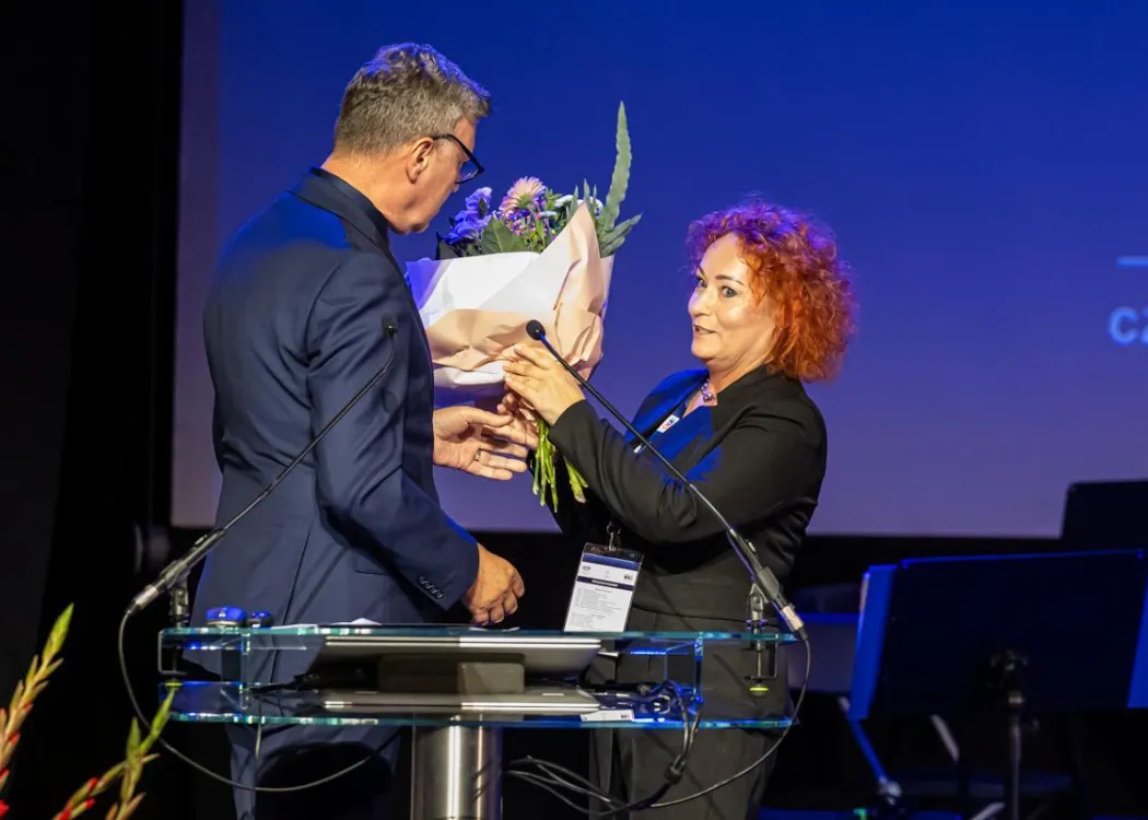 Zjazd pedagogiczny: rektor wręcza kwiaty prof. Ostrouch-Kamińskiej