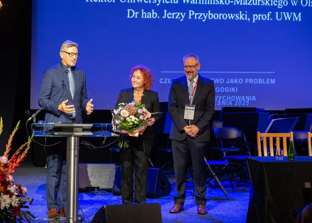 Zjazd pedagogiczny: rektor wręczył kwiaty prof. Ostrouch-Kamińskiej i przemawia