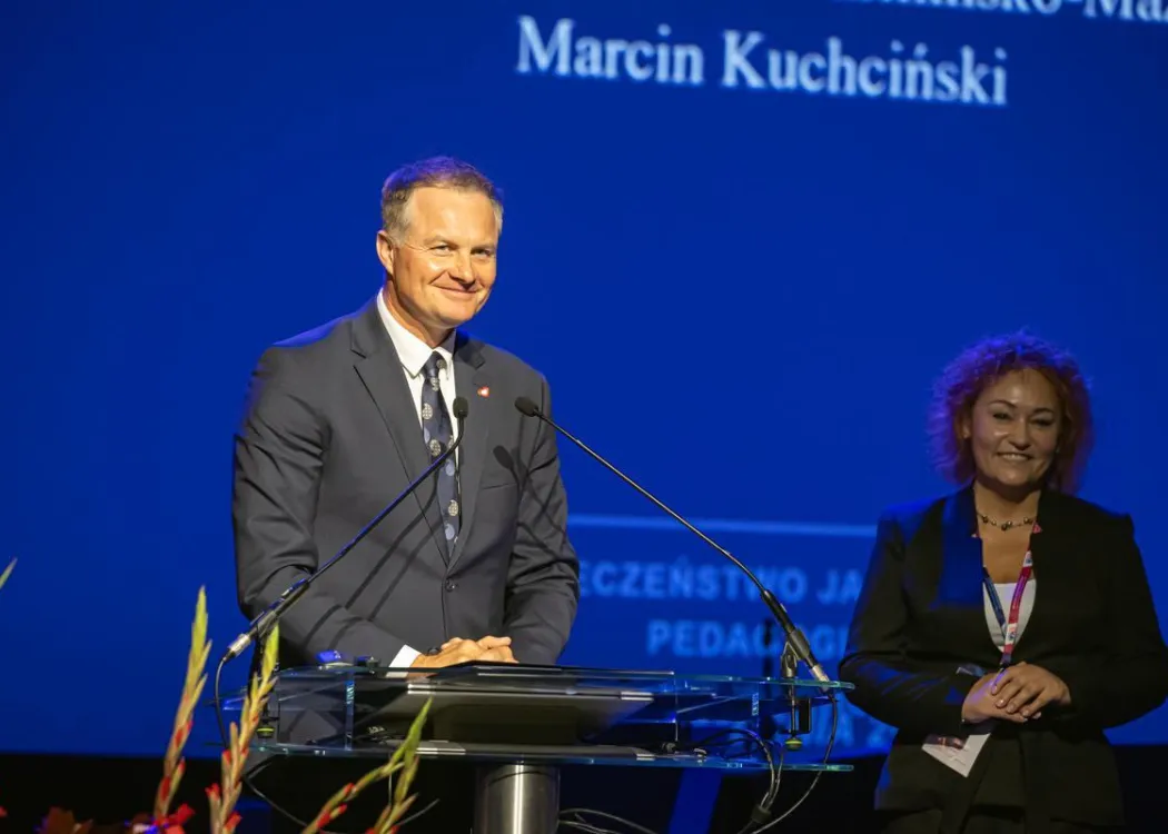 Zjazd pedagogiczny: marszałek przemawia na stojąco