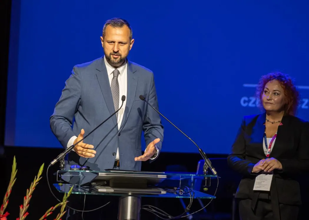 Zjazd pedagogiczny: prezydent przemawia na stojąco