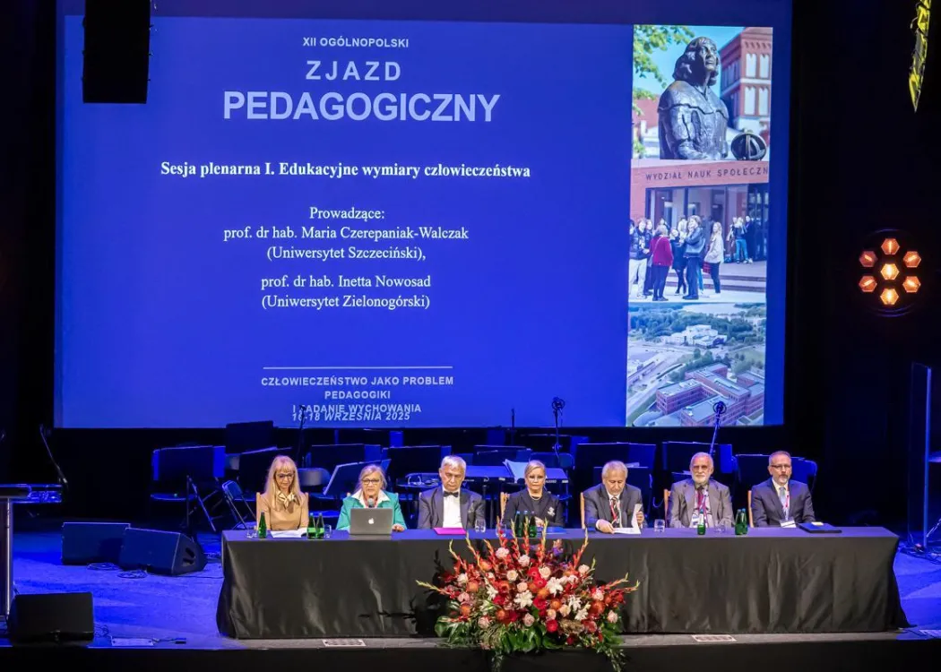 Zjazd pedagogiczny: uczestnicy panelu siedzą przy stole 