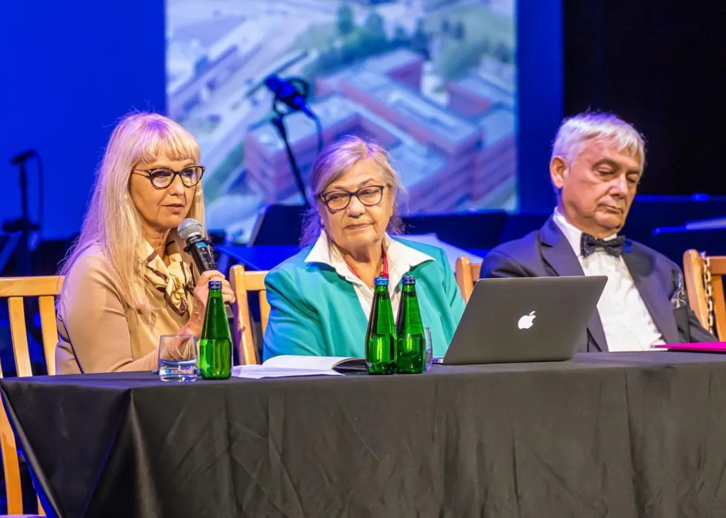 Zjazd pedagogiczny: uczestnicy panelu siedzą przy stole 