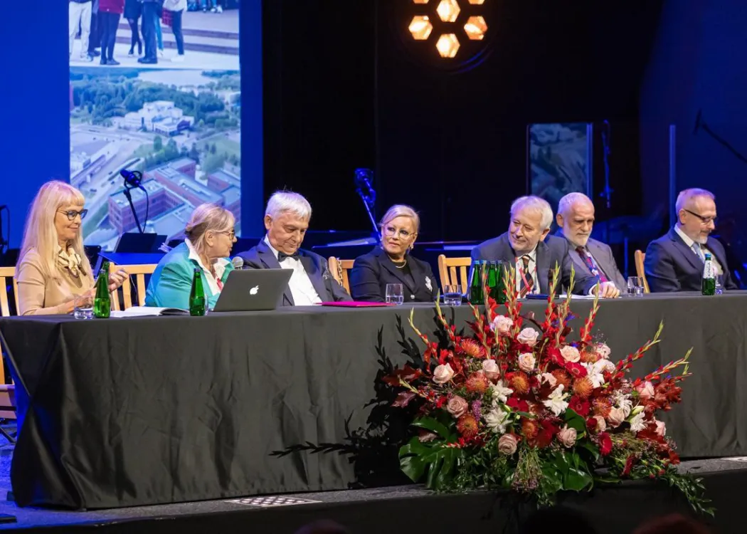 Zjazd pedagogiczny: uczestnicy panelu siedzą przy stole 