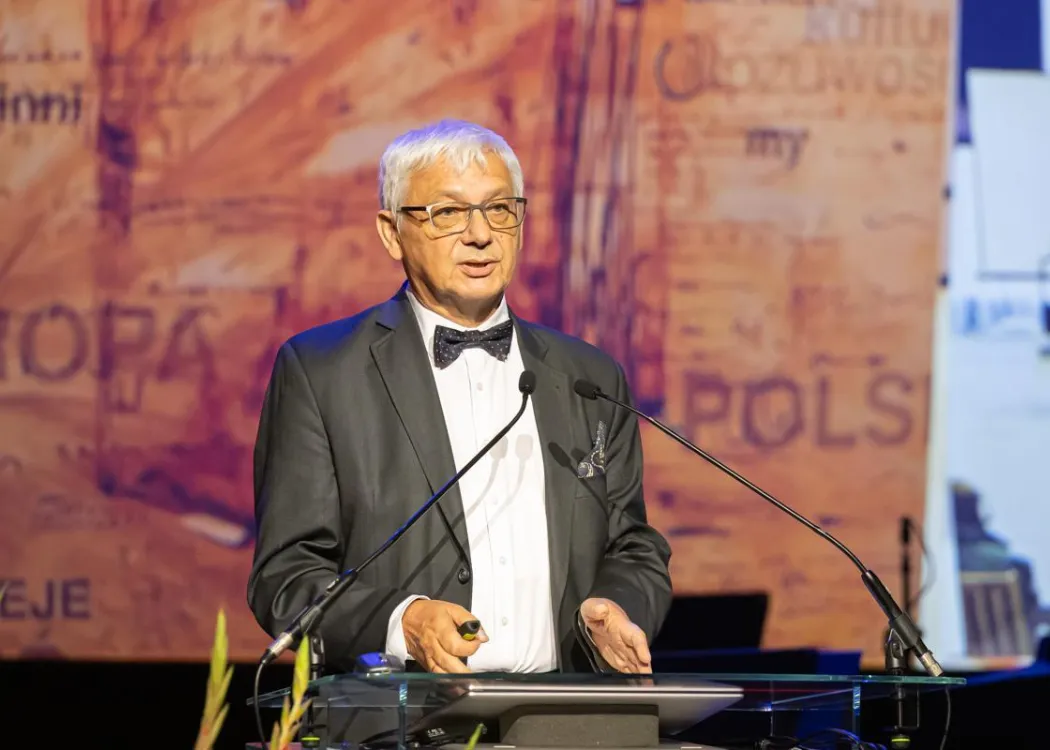 Zjazd pedagogiczny: uczestnik panelu w garniturze przemawia do mikrofonu