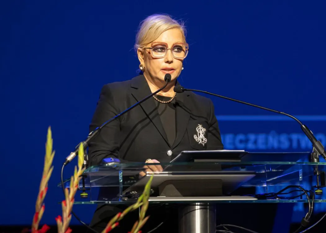 Zjazd pedagogiczny: przemawia jedna z prelegentek, w czarnej sukni