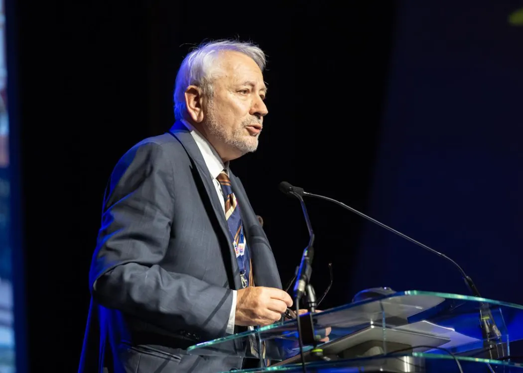 Zjazd pedagogiczny: uczestnik panelu w garniturze przemawia do mikrofonu