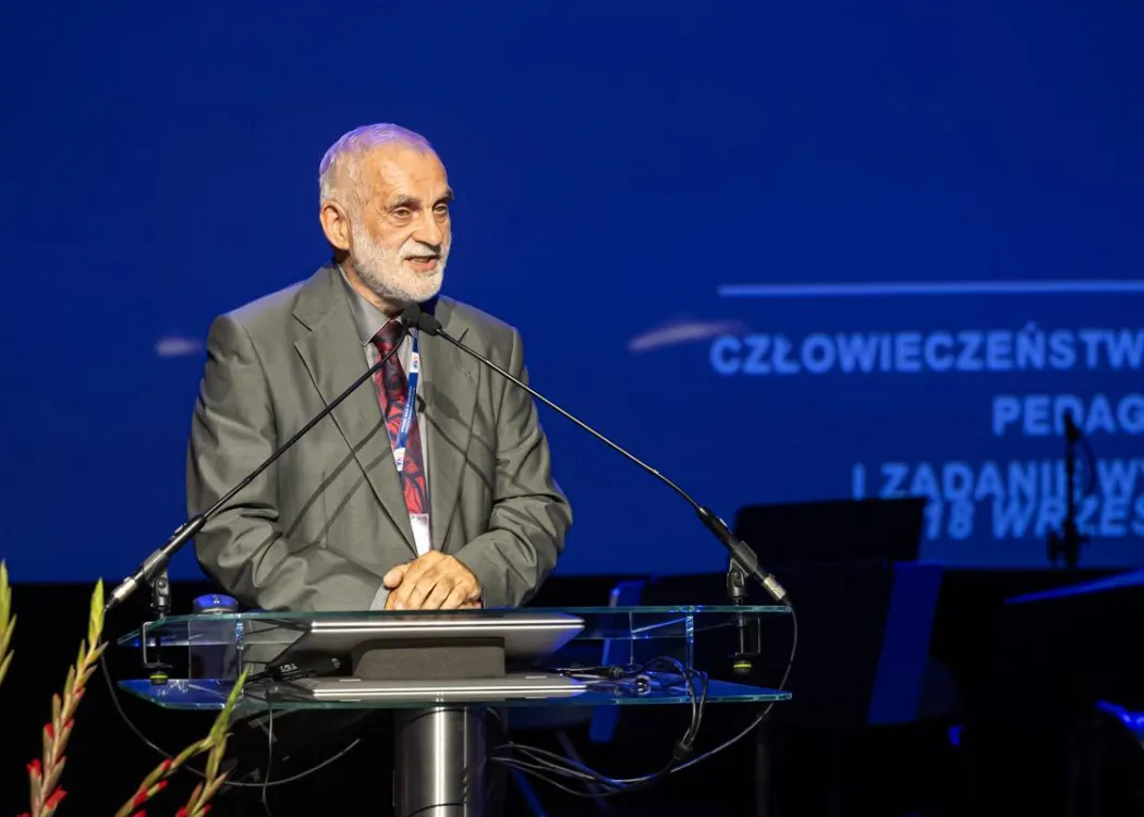 Zjazd pedagogiczny: uczestnik panelu w garniturze przemawia do mikrofonu