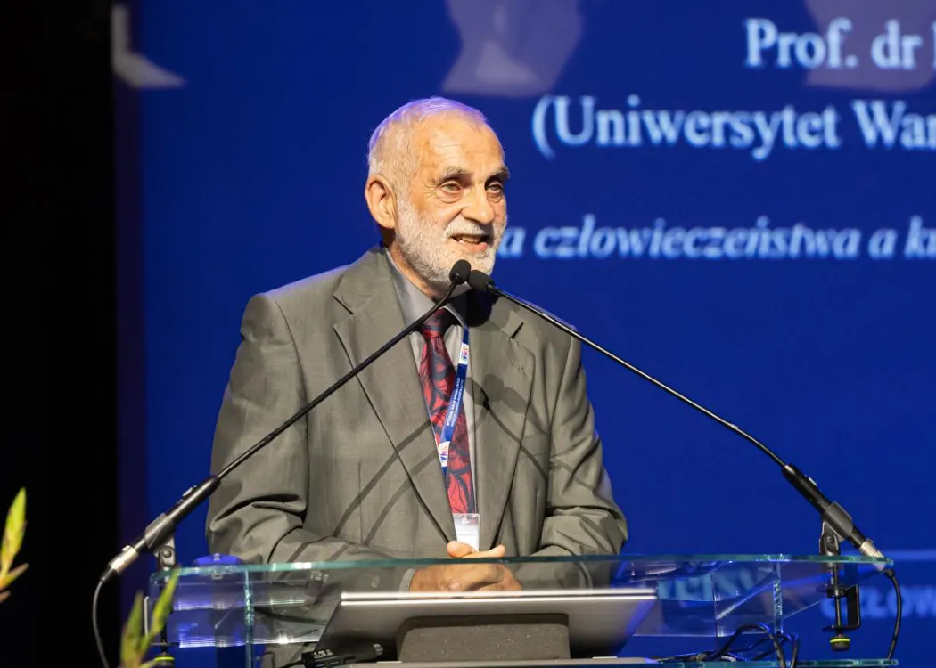 Zjazd pedagogiczny: uczestnik panelu w garniturze przemawia do mikrofonu