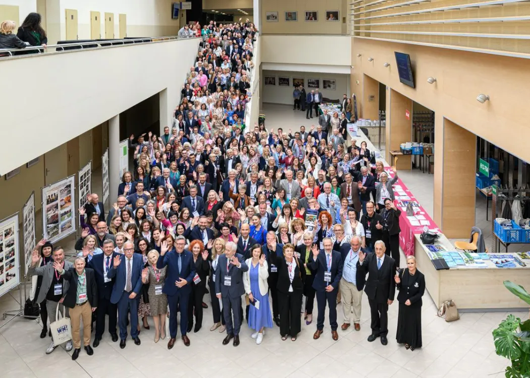 Zjazd pedagogiczny: tłum uczestników stoi na schodach 