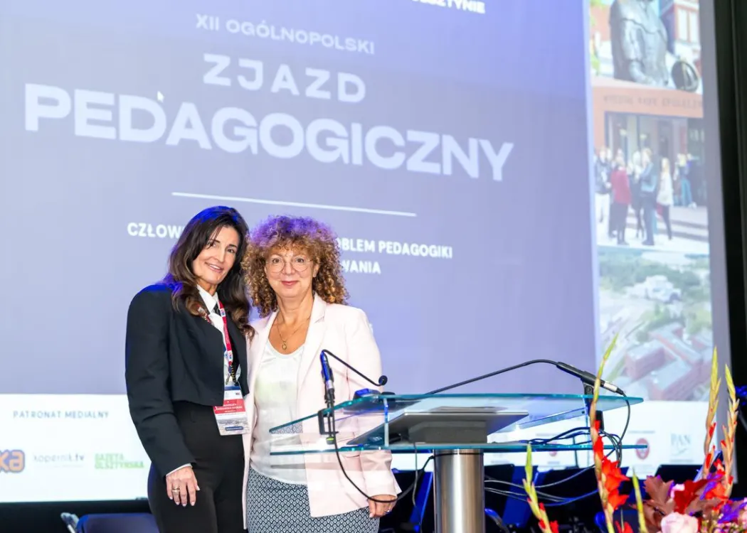 Zjazd pedagogiczny: dwie kobiety pozują do zdjęcia 