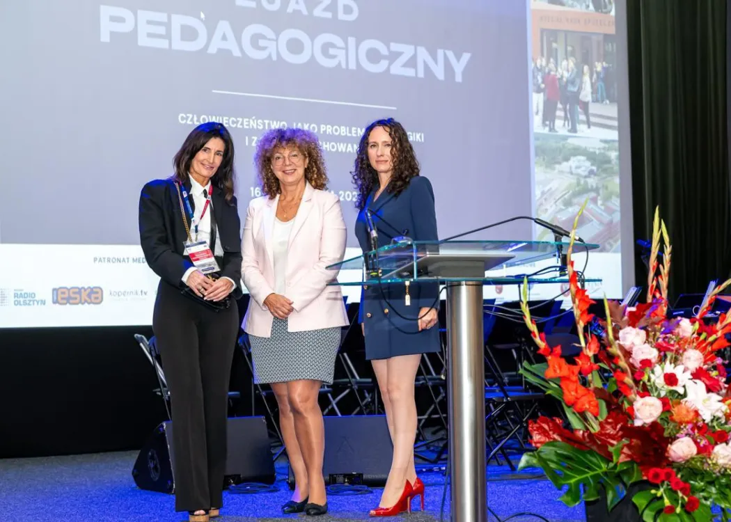 Zjazd pedagogiczny: trzy kobiety pozują do zdjęcia