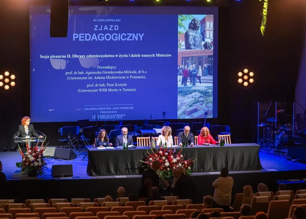 Zjazd pedagogiczny: uczestnicy panelu siedzą przy stole