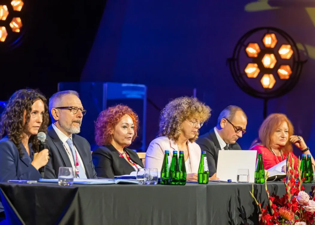 Zjazd pedagogiczny: uczestnicy panelu siedzą przy stole 