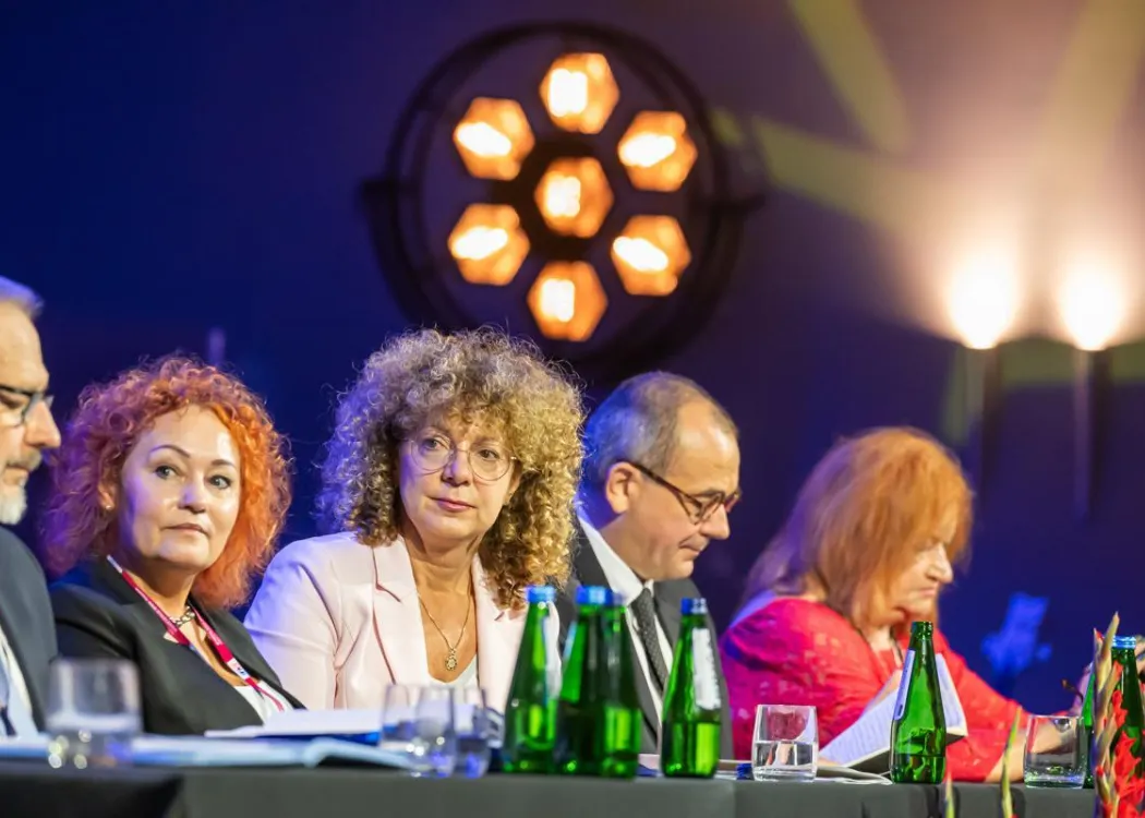 Zjazd pedagogiczny: uczestnicy panelu siedzą przy stole