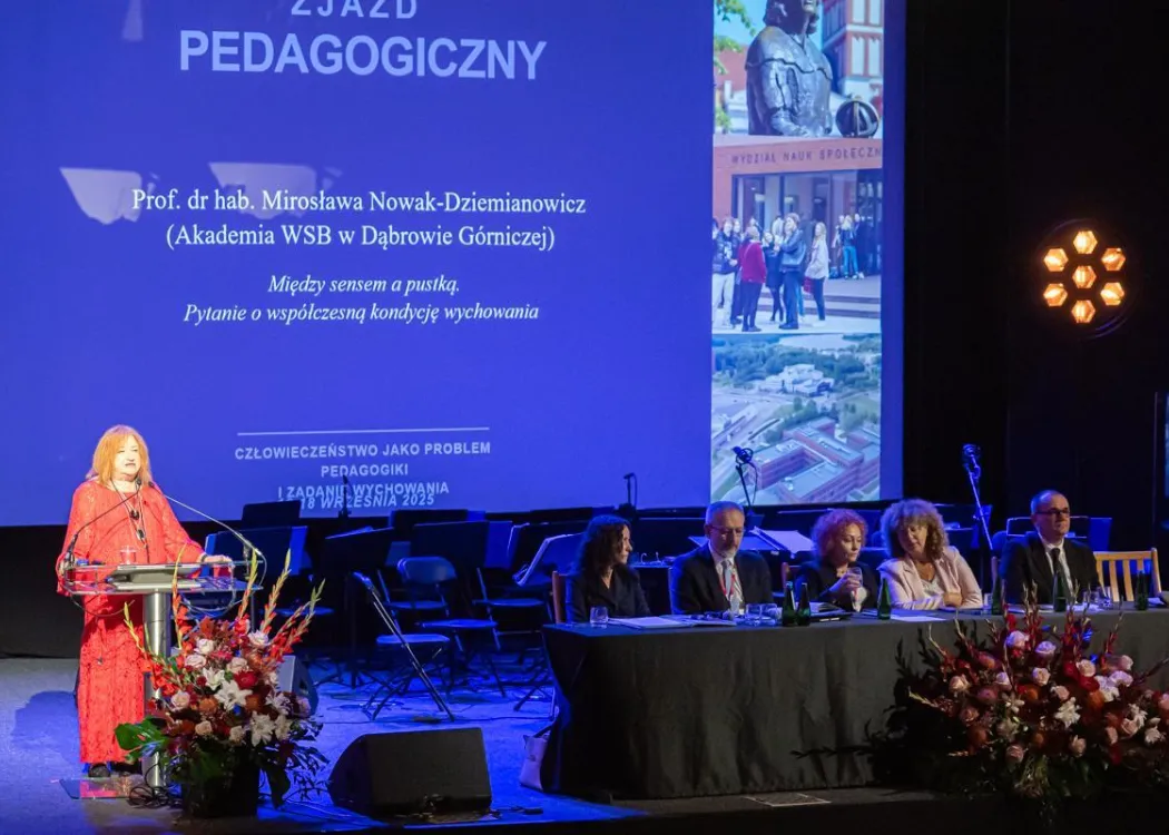 Zjazd pedagogiczny: kobieta przemawia, obok stół z uczestnikami panelu