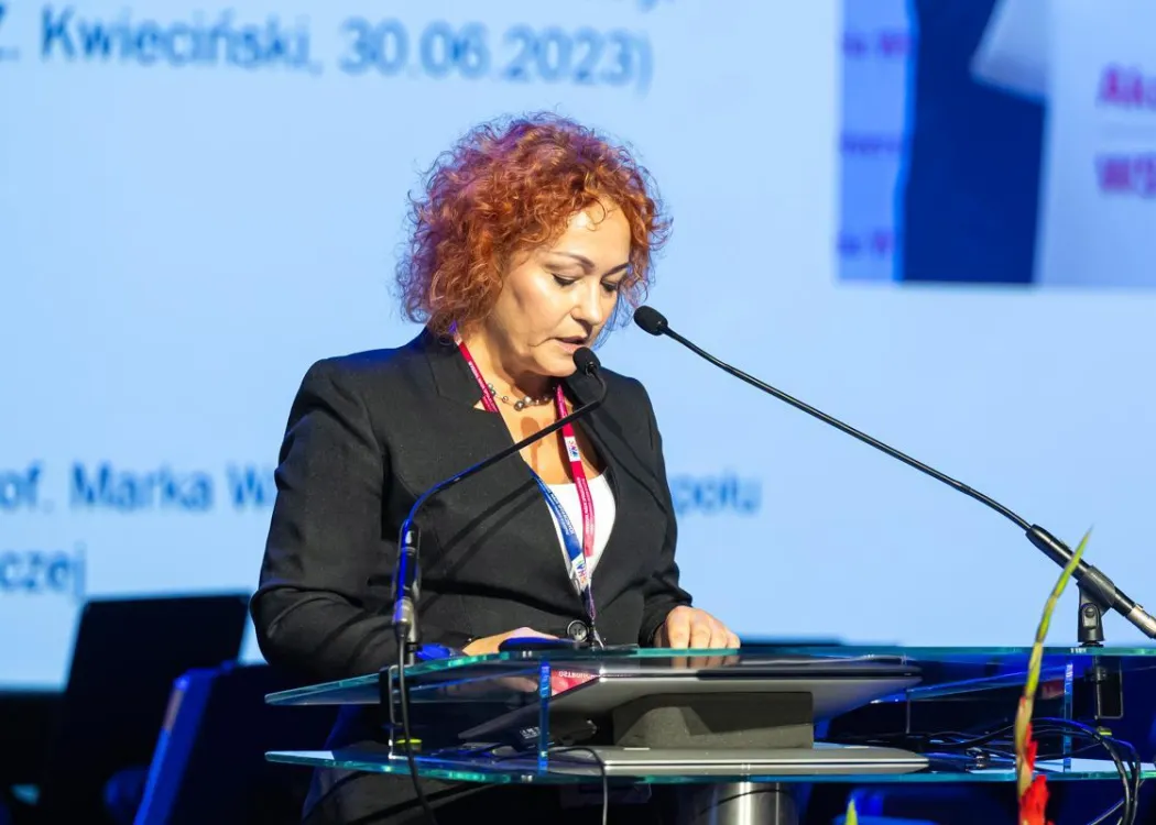 Zjazd pedagogiczny: do mikrofonu przemawia organizatorka