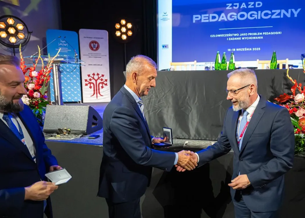 Zjazd pedagogiczny: uścisk dłoni dwóch mężczyzn