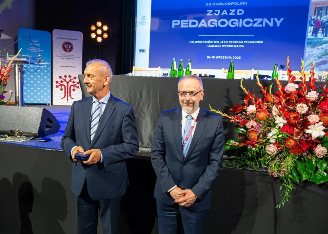 Zjazd pedagogiczny: dwaj mężczyźni stoją