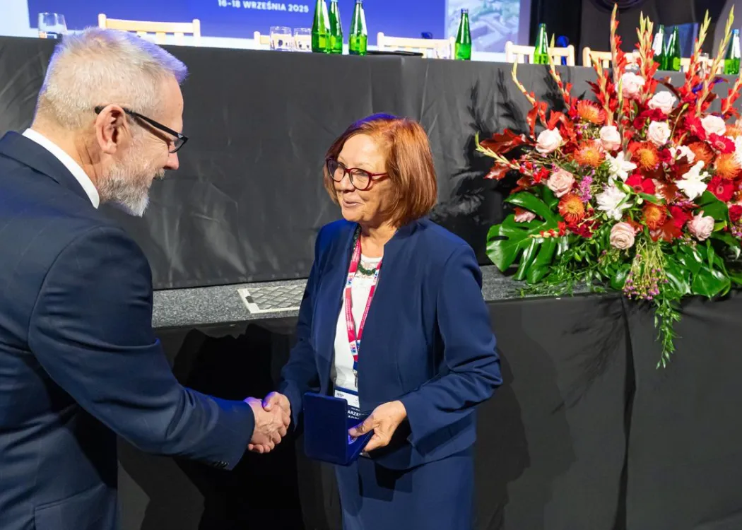 Zjazd pedagogiczny: uścisk dłoni kobiecie