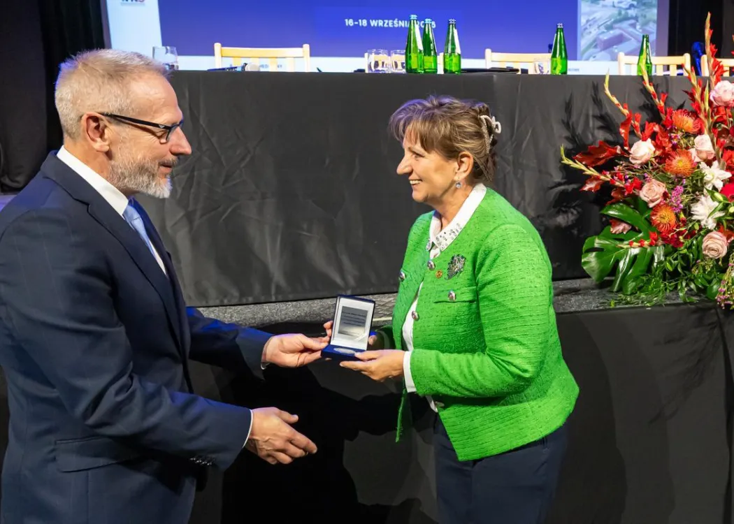 Zjazd pedagogiczny: uścisk dłoni kobiecie