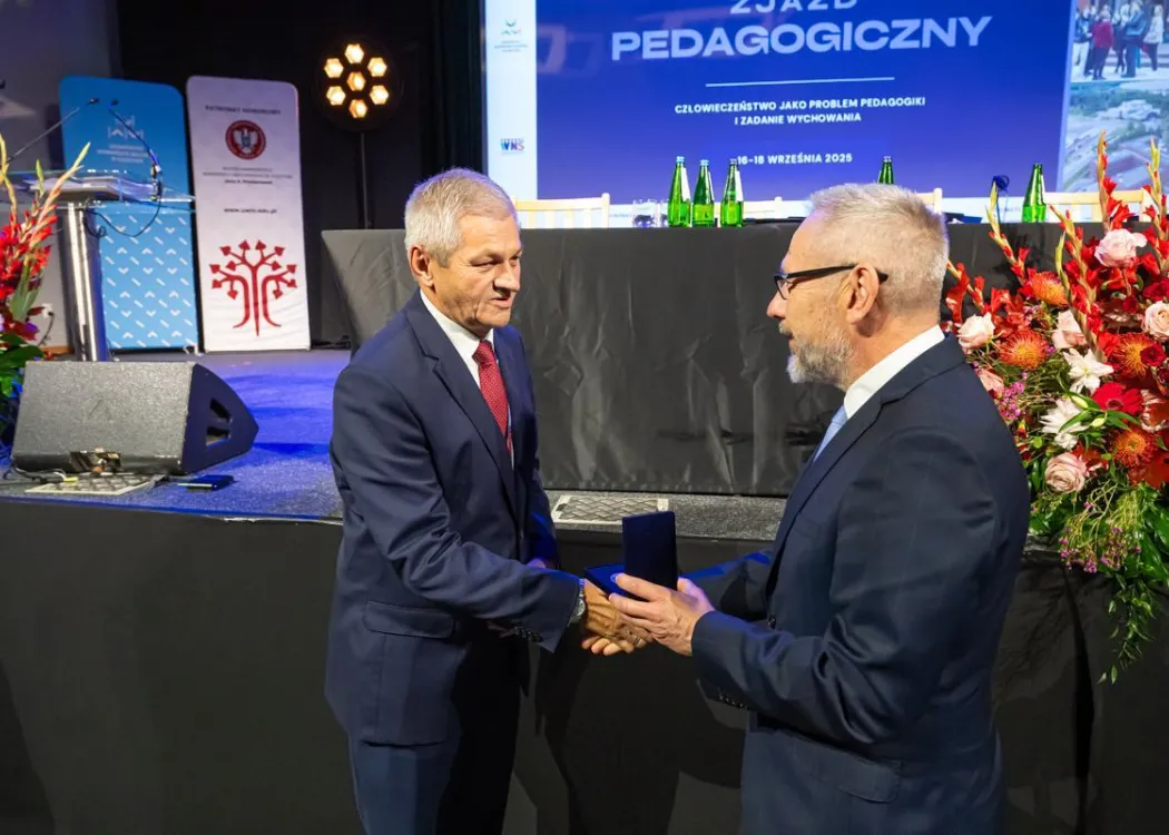 Zjazd pedagogiczny: męski uścisk dłoni 