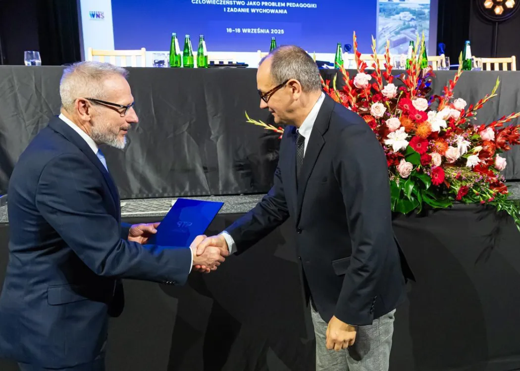 Zjazd pedagogiczny: męski uścisk dłoni