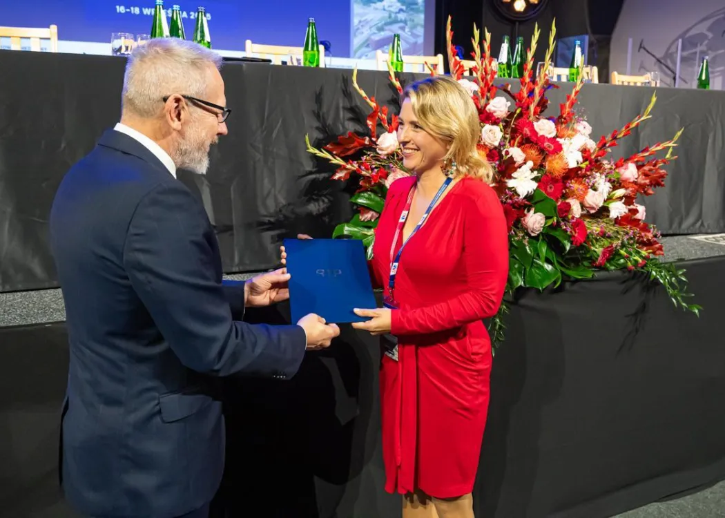 Zjazd pedagogiczny: uścisk dłoni kobiecie