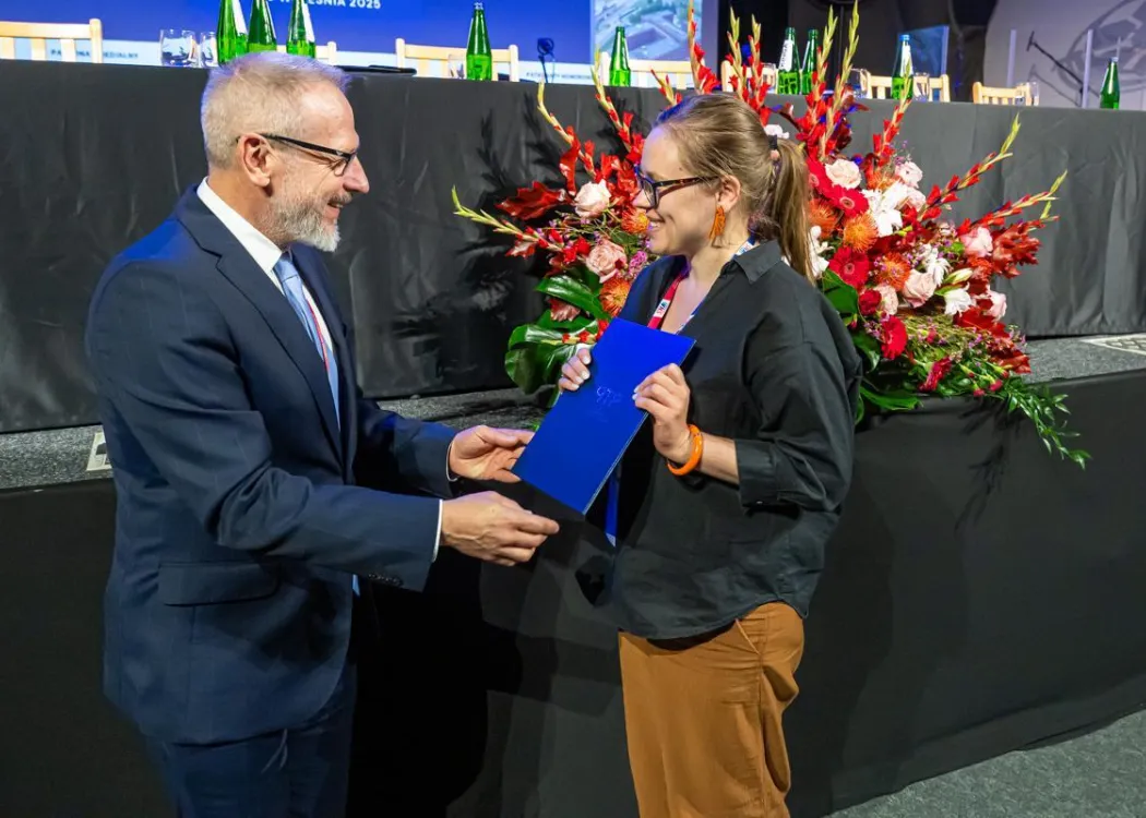 Zjazd pedagogiczny: uścisk dłoni kobiecie