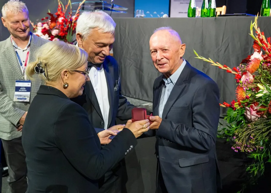 Zjazd pedagogiczny: wręczenie odznaczenia