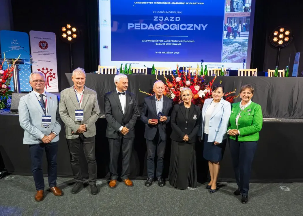 Zjazd pedagogiczny: nagrodzeni stoją przed sceną