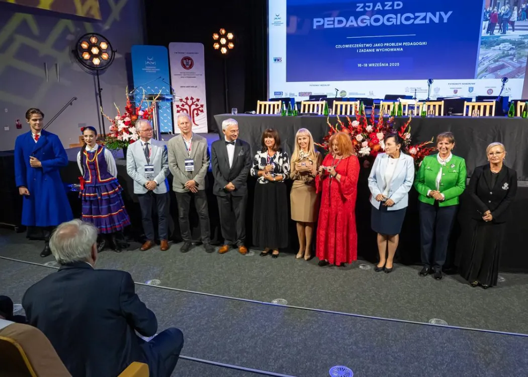 Zjazd pedagogiczny: kilka osób stoi przed sceną