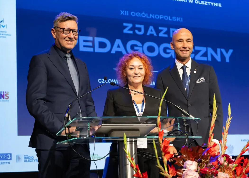 Zjazd pedagogiczny: przy mikrofonie stoi dwóch rektorów i organizatorka