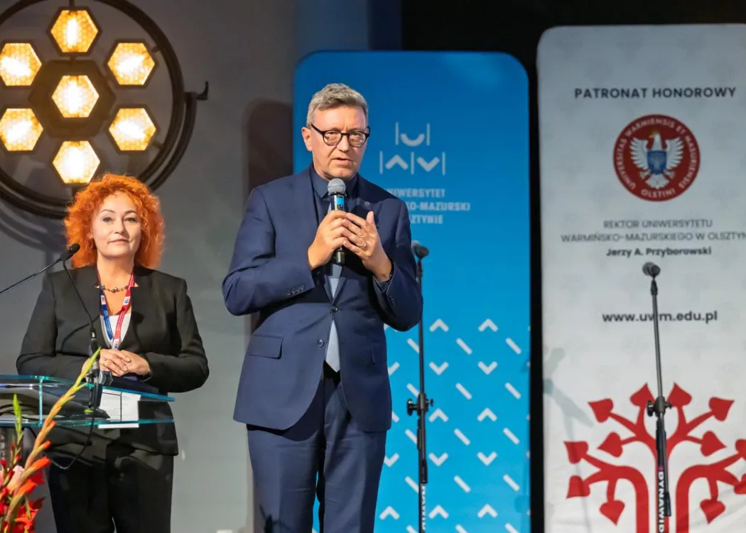 Zjazd pedagogiczny: rektor przemawia na stojąco 