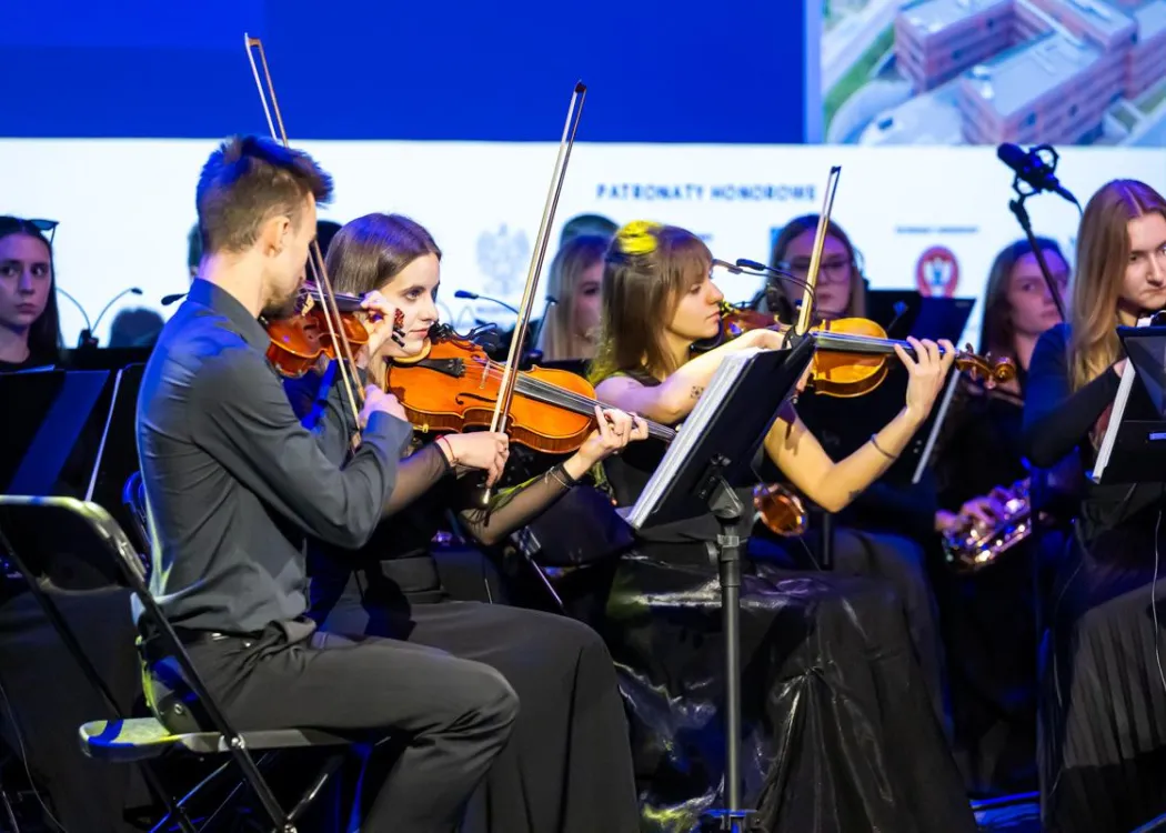 Zjazd pedagogiczny: na scenie orkiestra muzyczna, skrzypce 