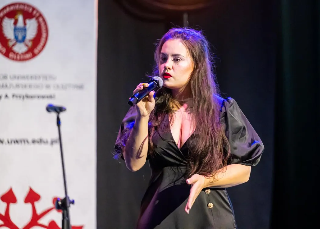 Zjazd pedagogiczny: dziewczyna śpiewa