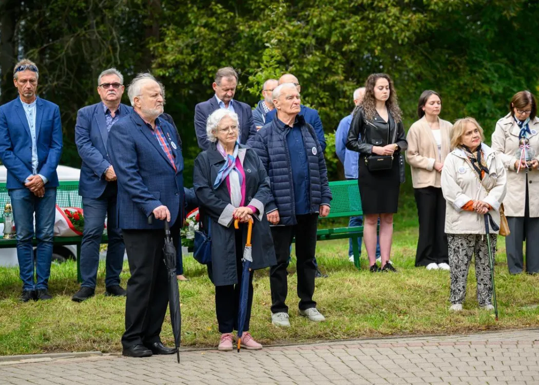 zebrani stoją i słuchają przemówień