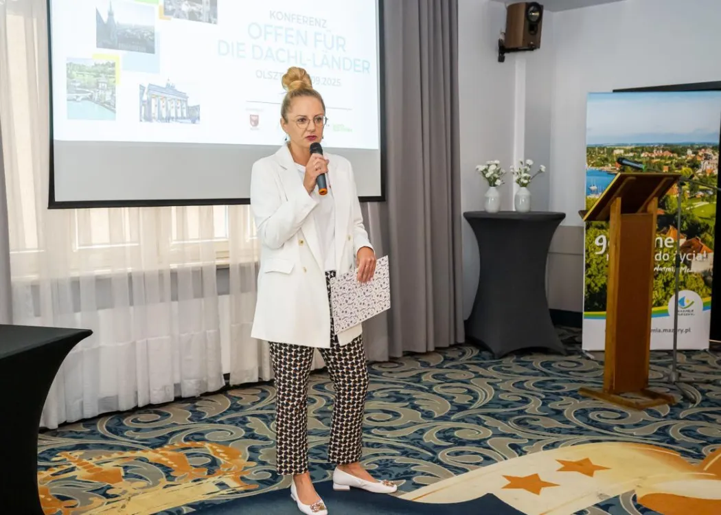 Konferencja Otwarci na kraje DACHL: uczestniczka podczas prelekcji