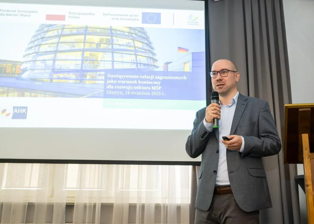 Konferencja Otwarci na kraje DACHL: uczestnik podczas prelekcji 