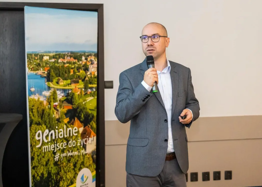 Konferencja Otwarci na kraje DACHL: uczestnik podczas prelekcji 