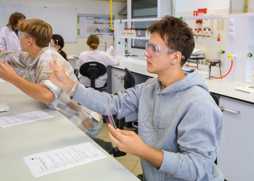 Młodzież polonijna na obozie medycznym: zajęcia w laboratorium 