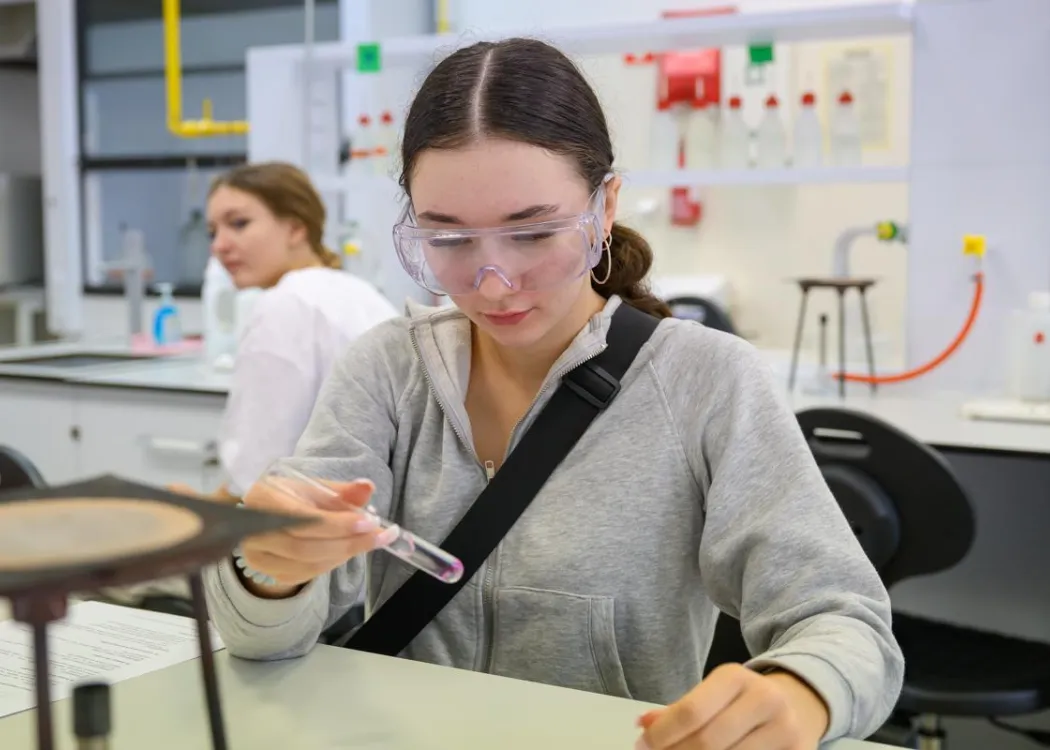 Młodzież polonijna na obozie medycznym: zajęcia w laboratorium 