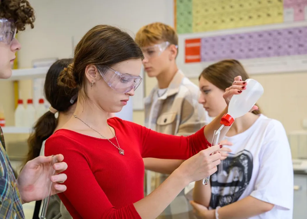 Młodzież polonijna na obozie medycznym: zajęcia w laboratorium 