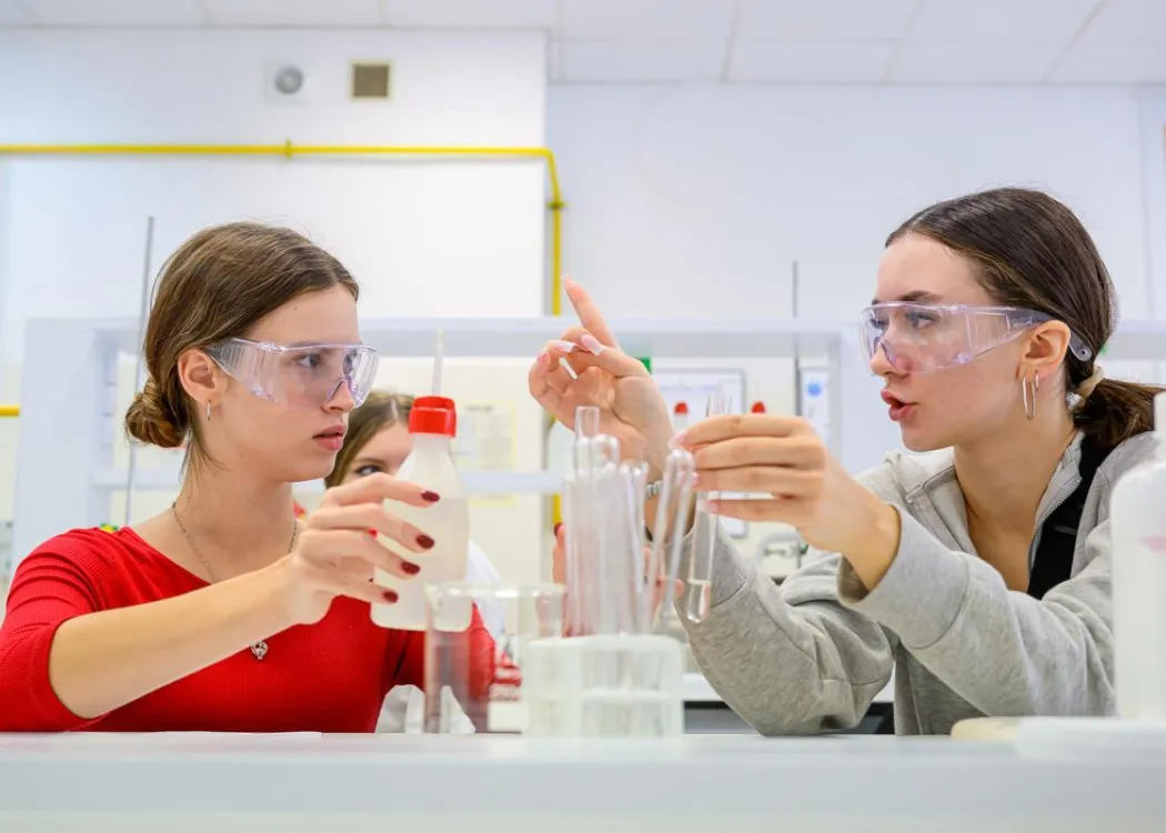 Młodzież polonijna na obozie medycznym: zajęcia w laboratorium 