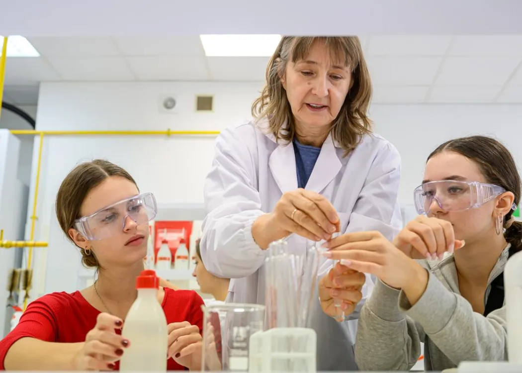 Młodzież polonijna na obozie medycznym: zajęcia w laboratorium 