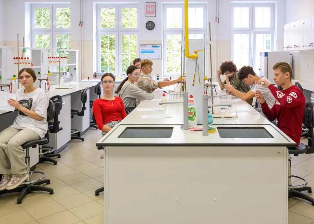 Młodzież polonijna na obozie medycznym: zajęcia w laboratorium, kilka osób przy stole