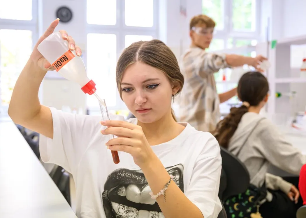 Młodzież polonijna na obozie medycznym: dziewczyna podczas zajęć w laboratorium 