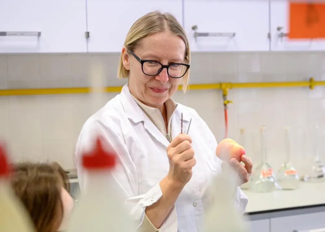 Młodzież polonijna na obozie medycznym: prowadząca w białym fartuchu