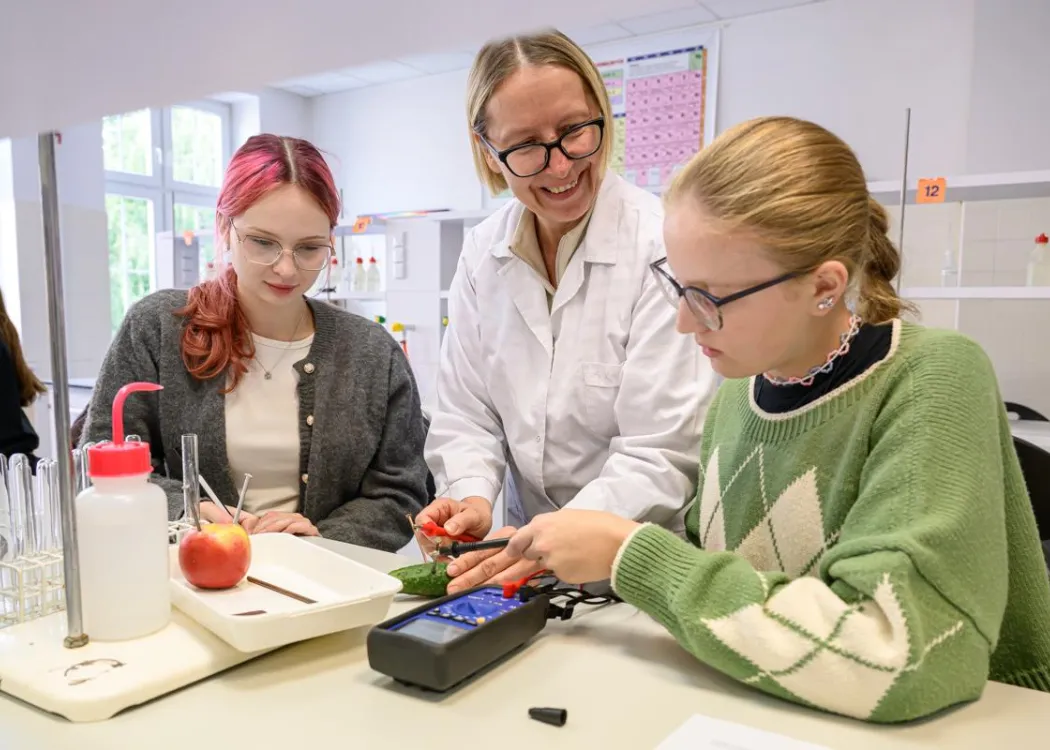 Młodzież polonijna na obozie medycznym: zajęcia w laboratorium 