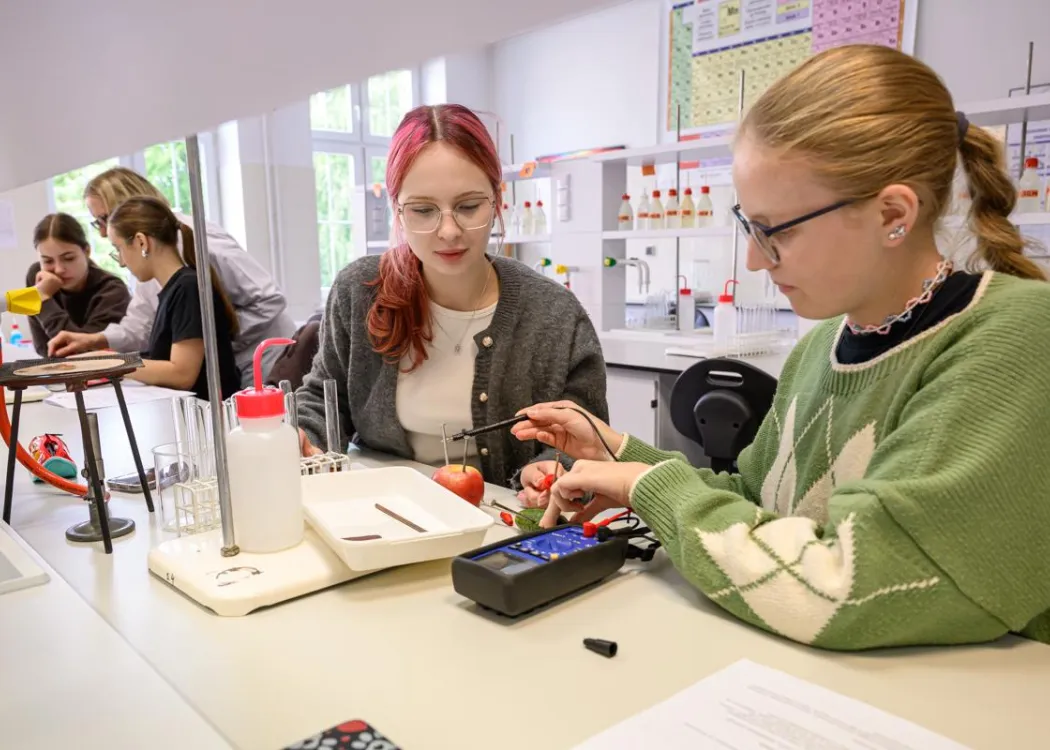 Młodzież polonijna na obozie medycznym: zajęcia w laboratorium 